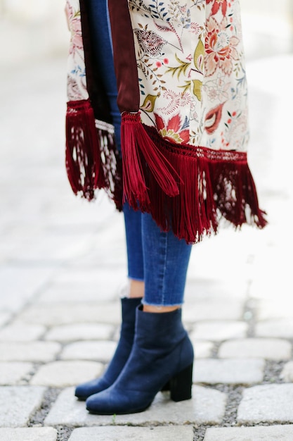 Photo low section of woman standing on cobbled footpath