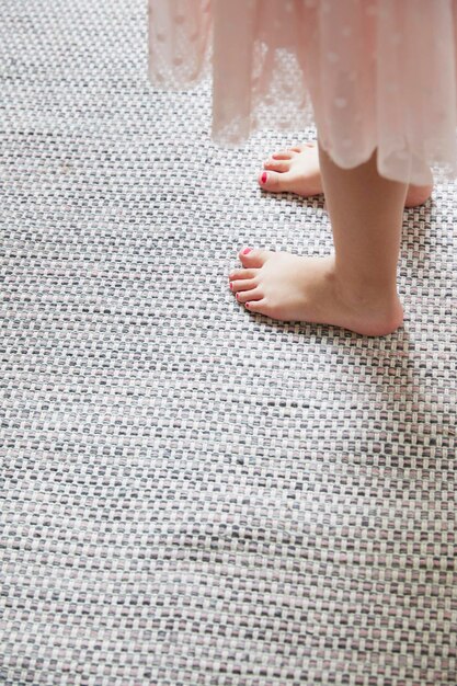 Photo low section of woman standing on fabric