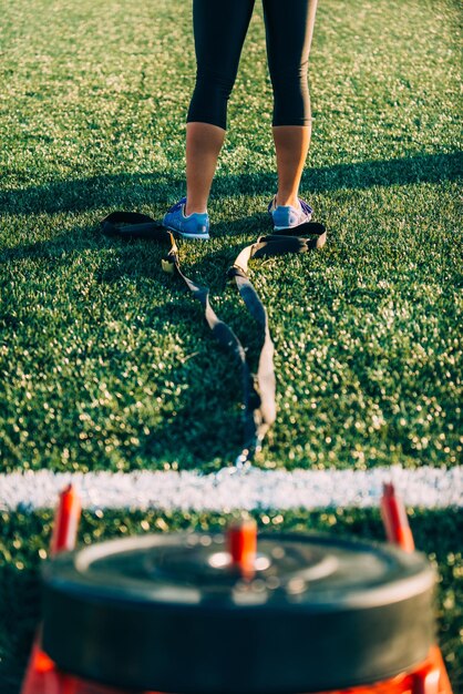 Foto sezione bassa di una donna in piedi sul campo