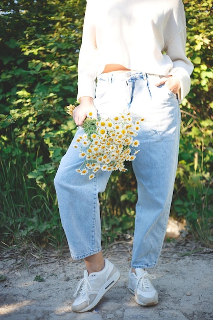 Photo low section of woman standing on field