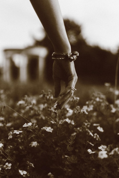 Photo low section of woman standing on field