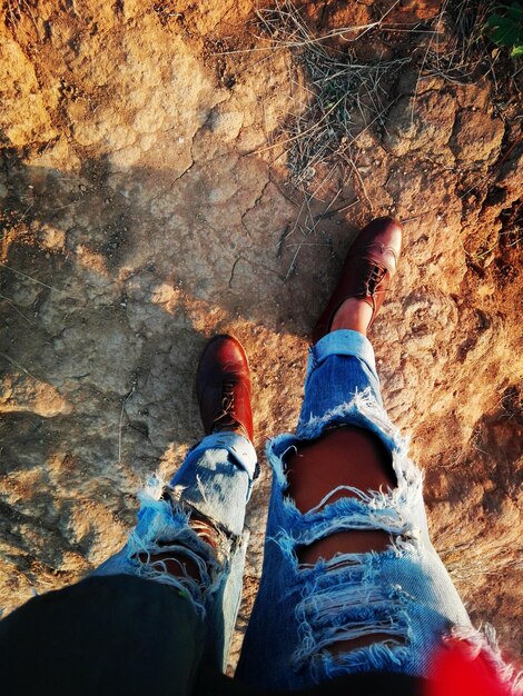 Foto sezione bassa di una donna in piedi sul campo