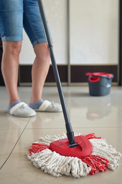 Foto sezione bassa di una donna in piedi sul pavimento a casa