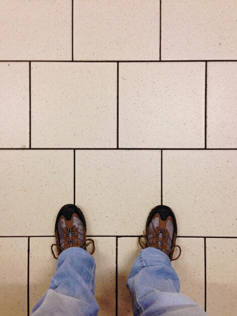 Photo low section of woman standing on floor