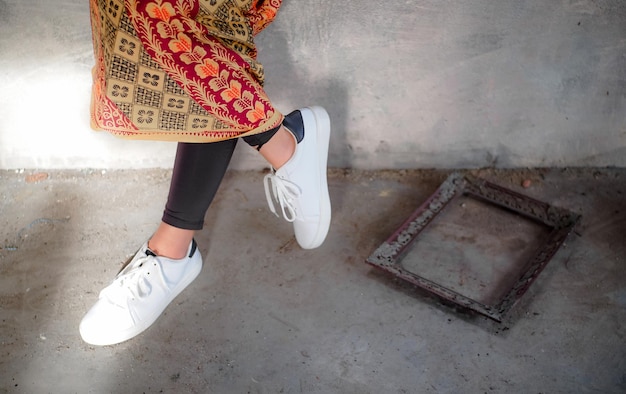 Photo low section of woman standing on floor