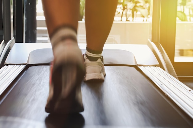 Foto sezione bassa della donna in piedi sul pavimento