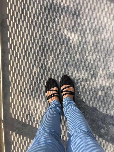 Photo low section of woman standing on footpath