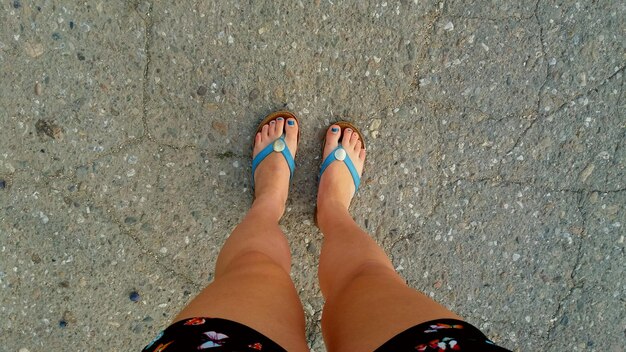 Photo low section of woman standing on footpath