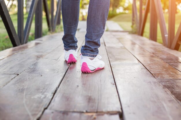 Photo low section of woman standing on footpath