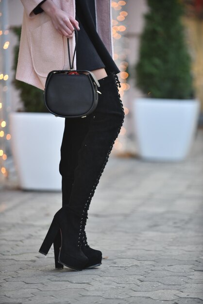 Photo low section of woman standing on footpath