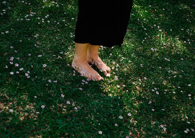 Photo low section of woman standing on grass