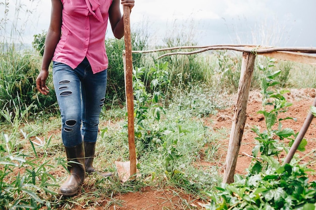 Foto sezione bassa di una donna in piedi nell'erba