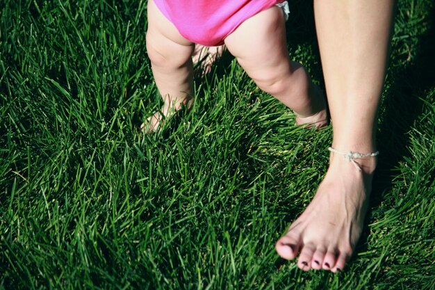 Photo low section of woman standing on grassy field