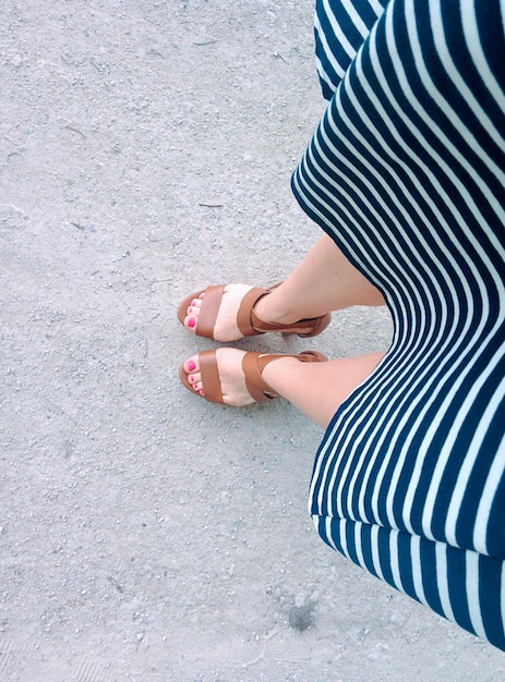 Foto sezione bassa della donna in piedi a terra