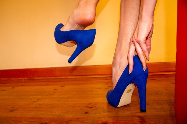 Photo low section of woman standing on hardwood floor