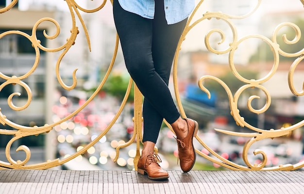 Photo low section of woman standing on metal