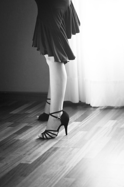 Photo low section of woman standing on parquet floor