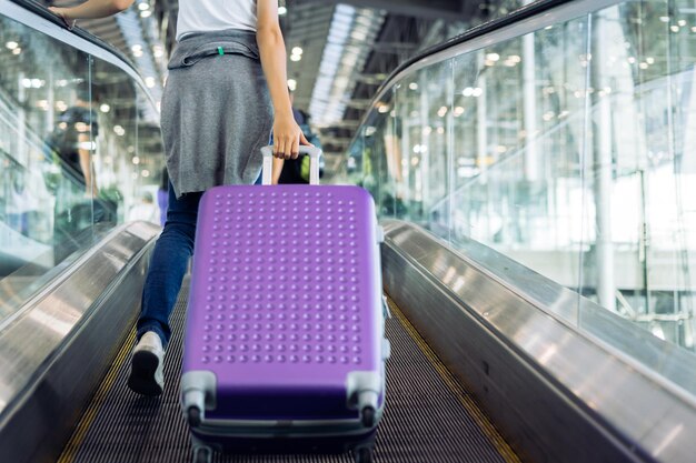 Foto sezione bassa di una donna in piedi sul binario ferroviario