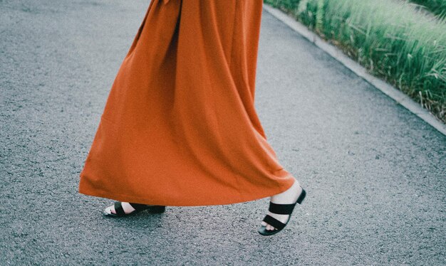 Foto sezione bassa di una donna in piedi sulla strada