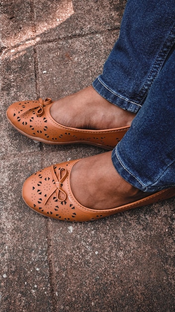 Foto sezione bassa di una donna in piedi sulla strada