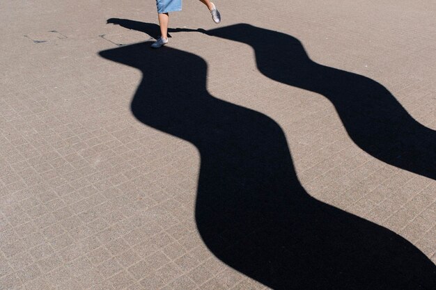 Foto sezione bassa della donna in piedi sull'ombra