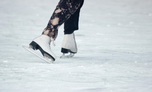 Foto sezione bassa di una donna in piedi sulla neve