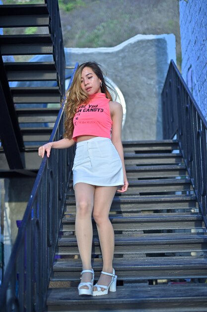 Photo low section of woman standing on staircase