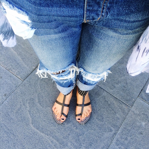 Photo low section of woman standing on street