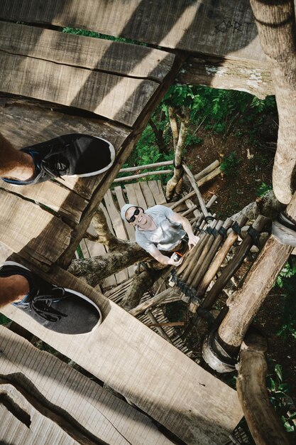 Foto sezione bassa della donna in piedi sul pavimento piastrellato