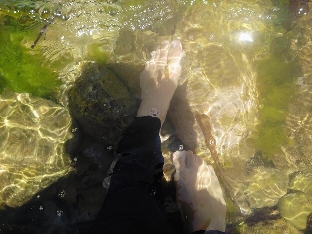 Foto sezione inferiore di una donna in piedi in acqua