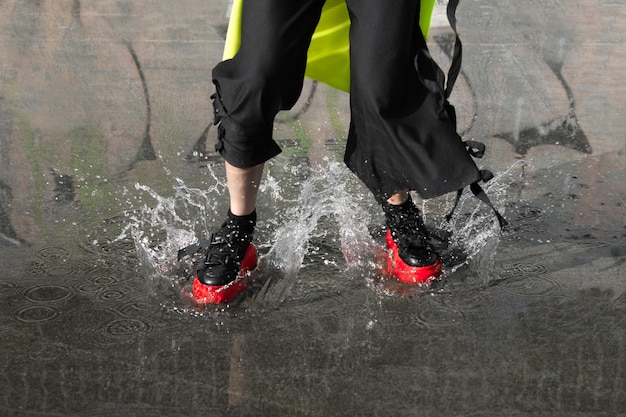 Foto sezione bassa di una donna in piedi sull'acqua