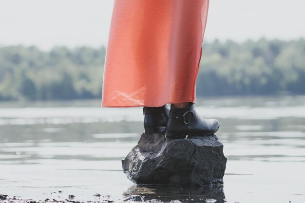 Photo low section of woman standing in water