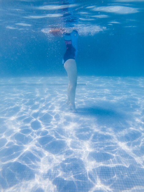 Foto sezione bassa di una donna in piscina