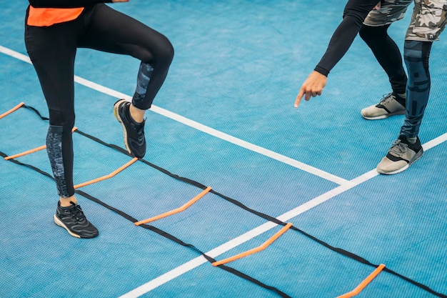 Foto sezione inferiore della formazione femminile con allenatore