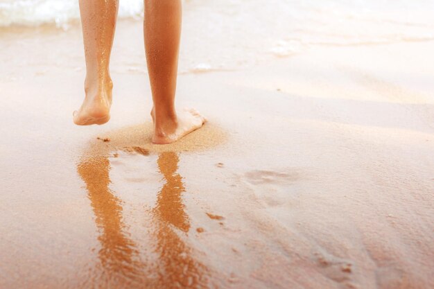 Photo low section of woman walking at beach