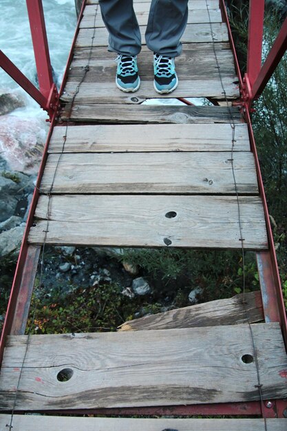 Photo low section of woman walking on bridge