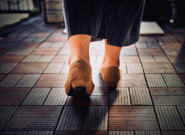 Foto sezione bassa di una donna che cammina sul pavimento