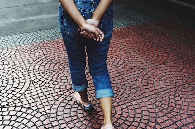 Photo low section of woman walking on footpath