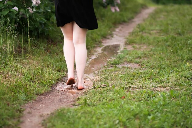 Photo low section of woman walking on footpath