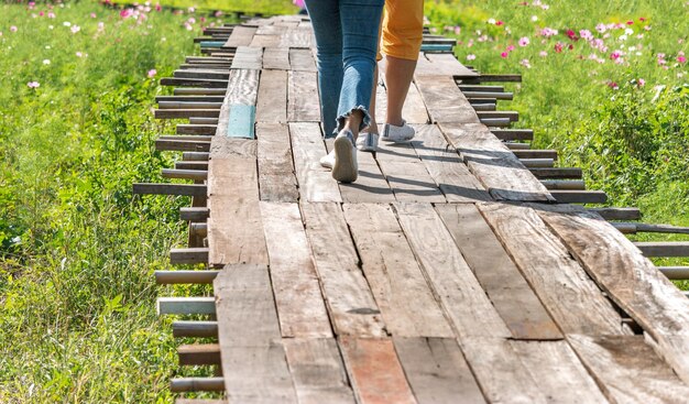 Photo low section of woman walking on footpath