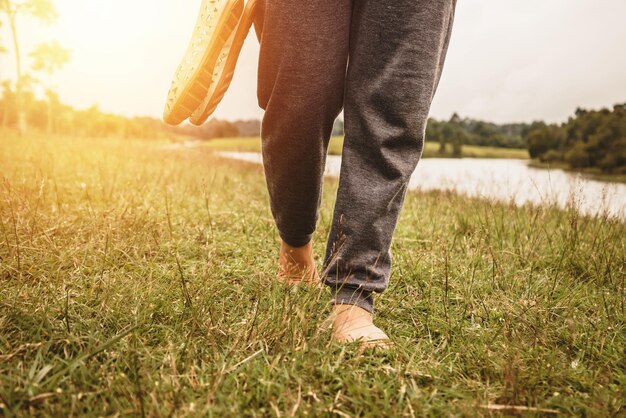 Photo low section of woman walking on grassy land