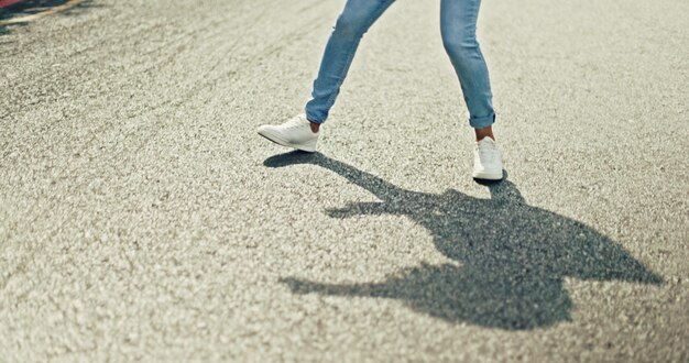 Photo low section of woman walking on road