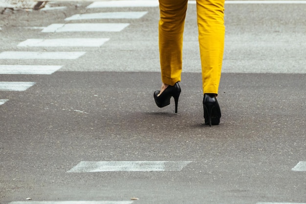 Foto sezione bassa di una donna che cammina sulla strada