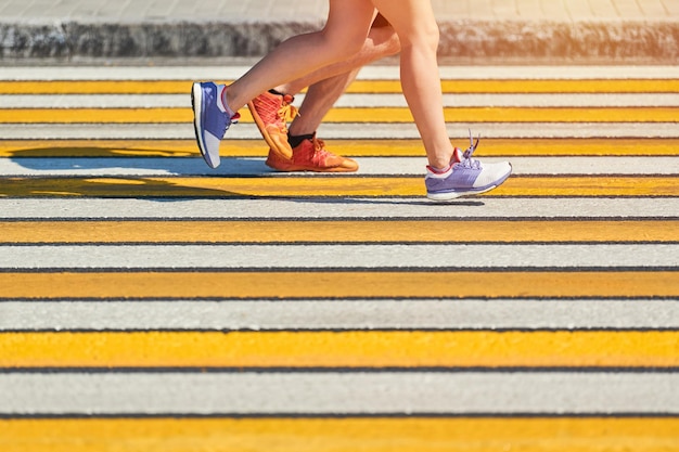 Photo low section of woman walking on road