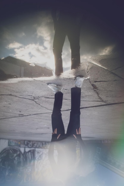 Photo low section of woman walking on snow