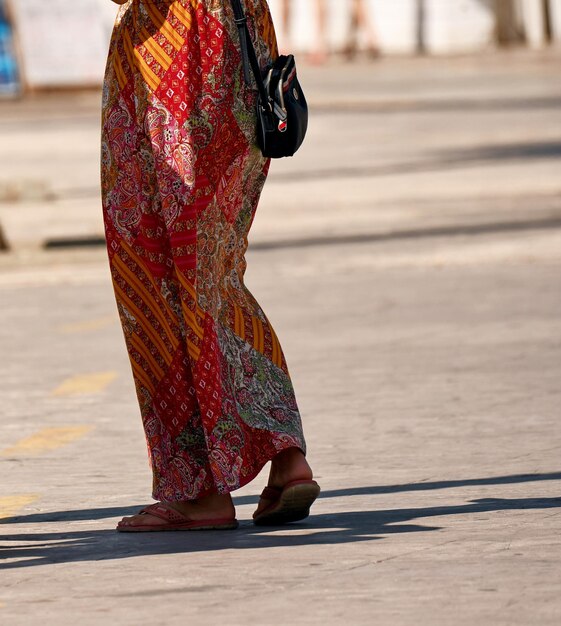 Photo low section of woman walking on street