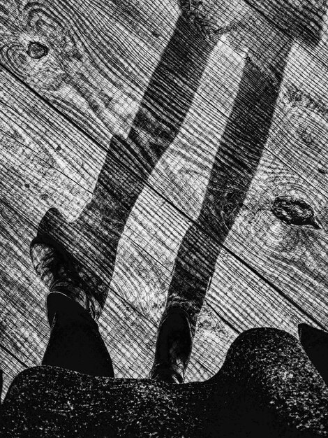 Photo low section of woman walking on wooden surface