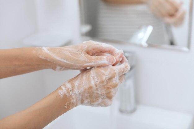 Photo low section of woman washing hands