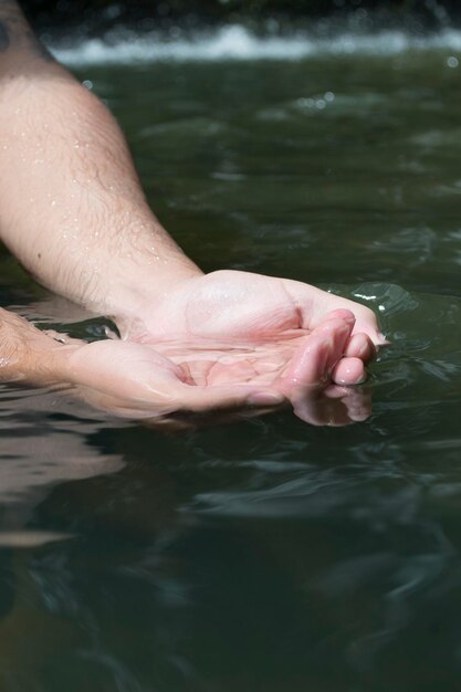 Foto sezione inferiore della donna in acqua