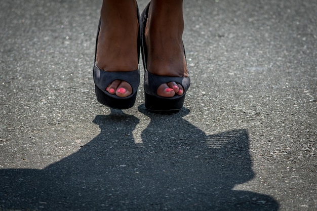 Нижняя часть женщины в черных кожаных туфлях